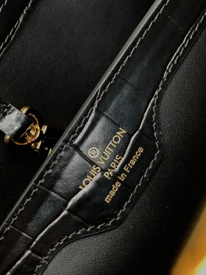 Cozy Louis Vuitton Capucines BB Bags 40667