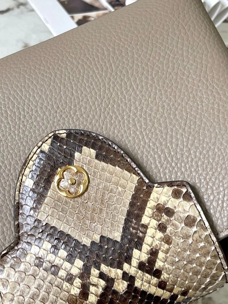 Flexible Louis Vuitton Capucines BB Bags 40059