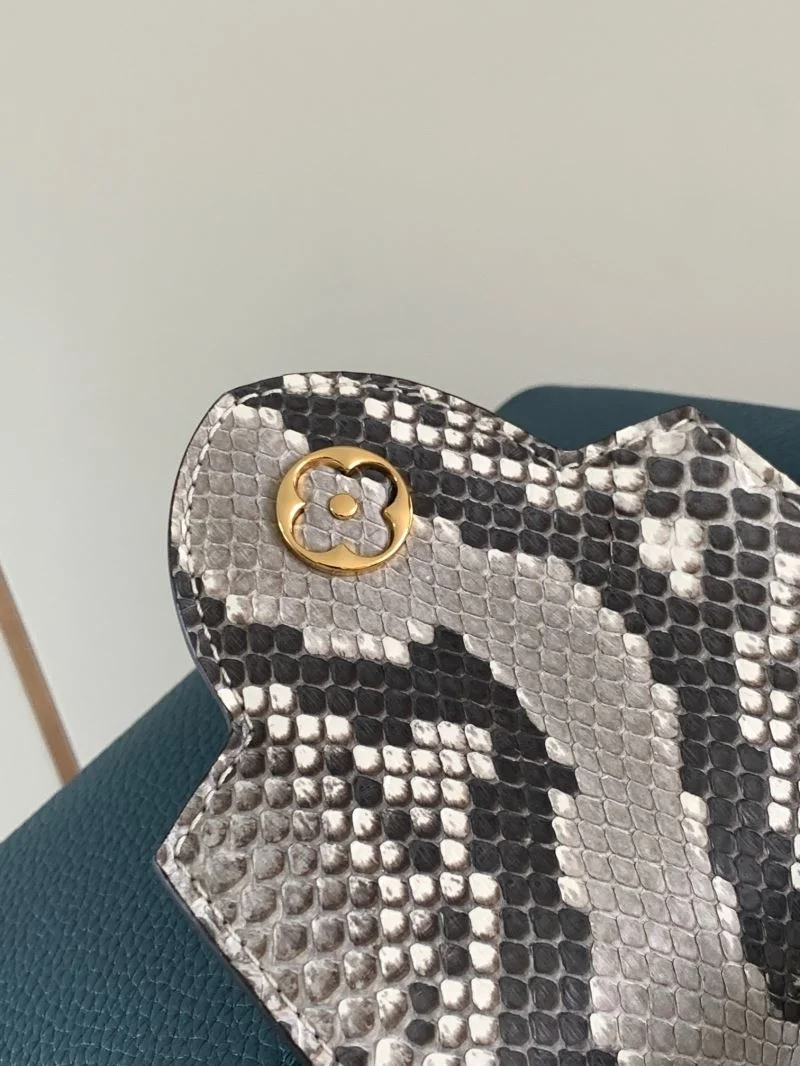 Minimalist Louis Vuitton Capucines BB Bags 40075