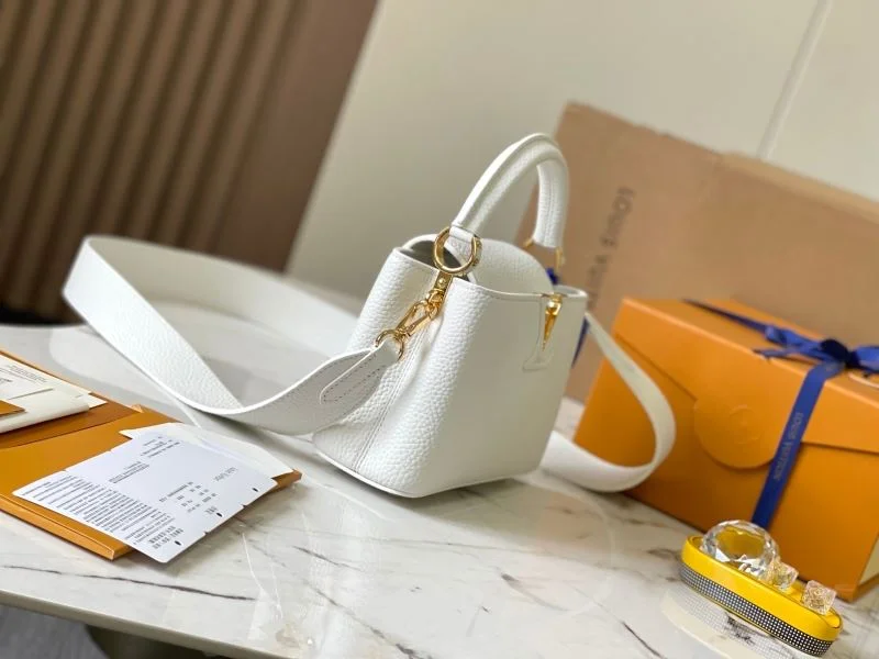 Unisex Louis Vuitton Capucines BB Bags 39981