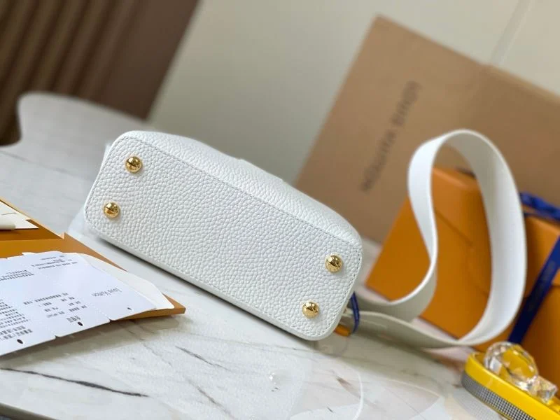 Unisex Louis Vuitton Capucines BB Bags 39981