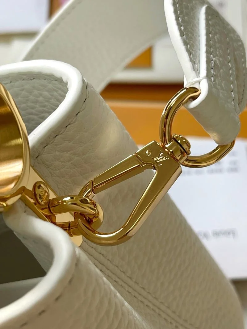 Unisex Louis Vuitton Capucines BB Bags 39981