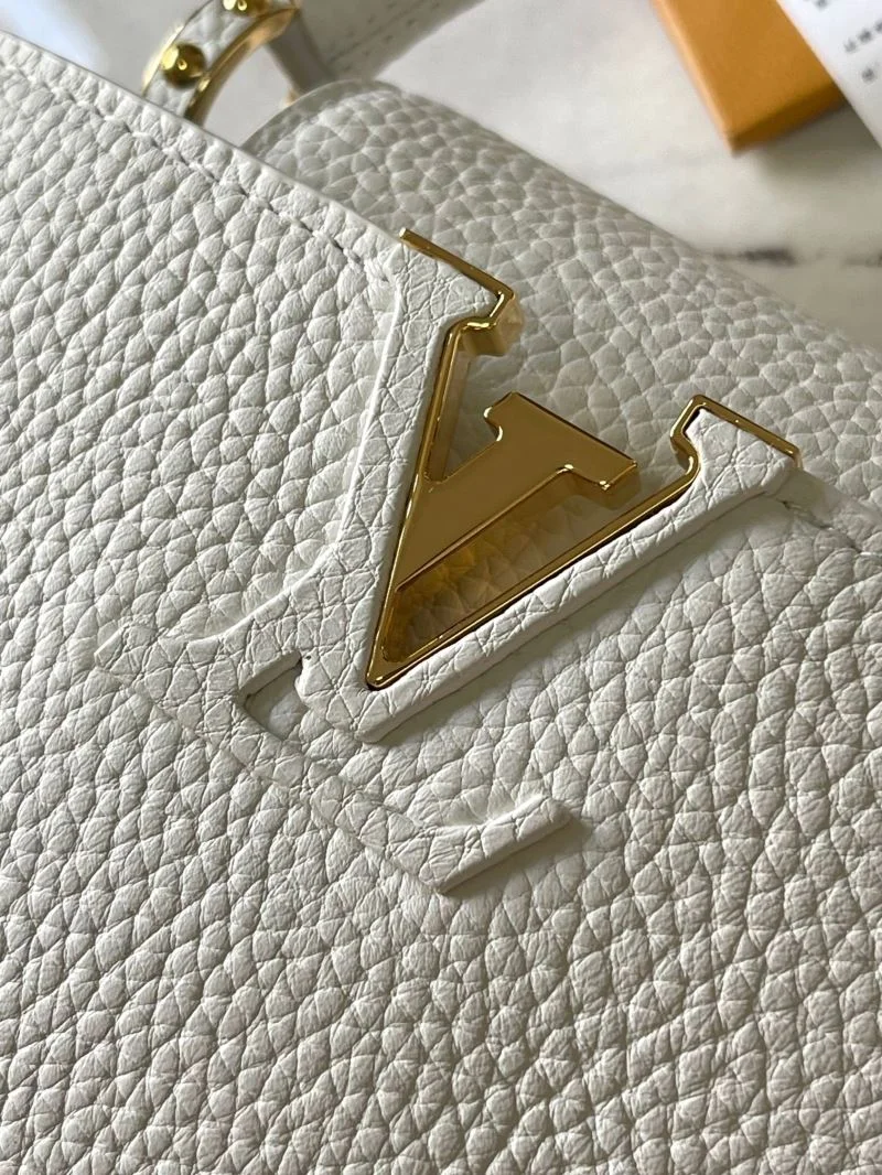 Unisex Louis Vuitton Capucines BB Bags 39981
