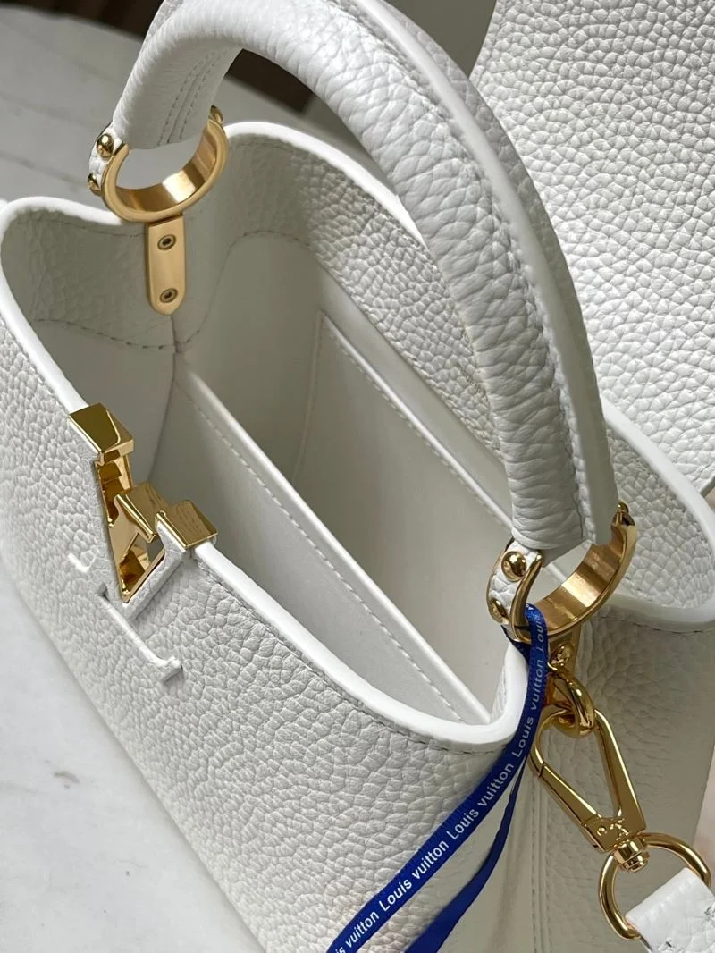 Unisex Louis Vuitton Capucines BB Bags 39981