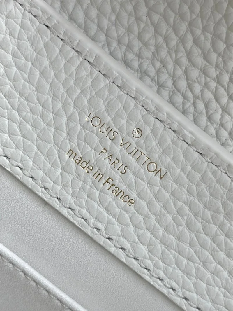 Unisex Louis Vuitton Capucines BB Bags 39981