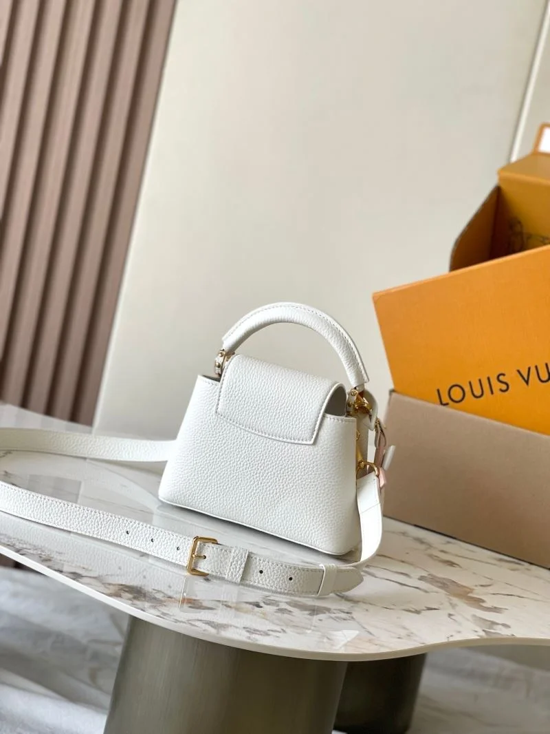 Sleek Louis Vuitton Capucines BB Bags 39284