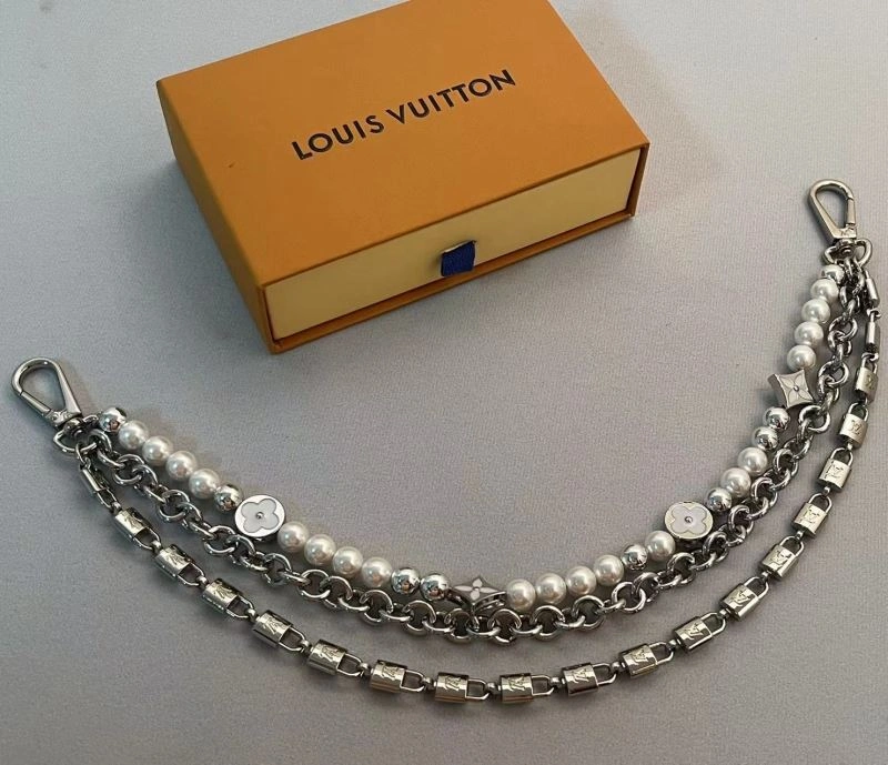 Snug Louis Vuitton Chains 262709