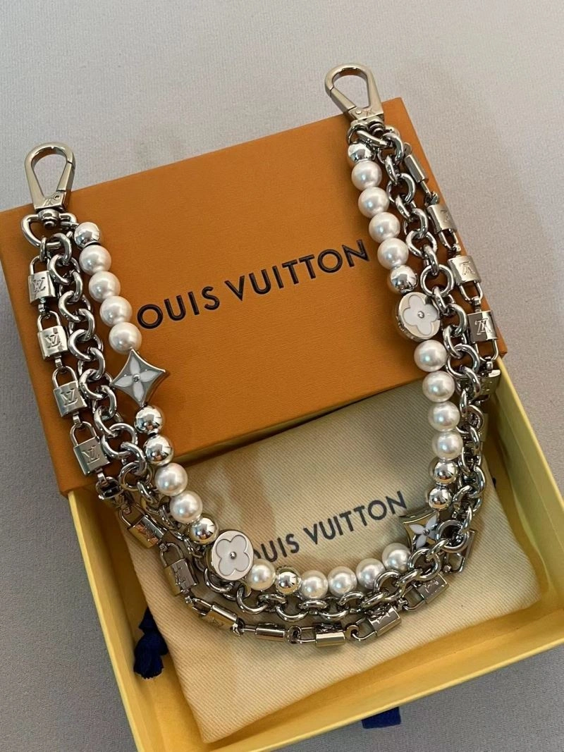Snug Louis Vuitton Chains 262709