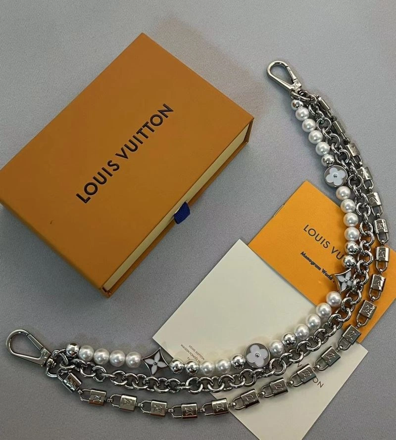 Snug Louis Vuitton Chains 262709