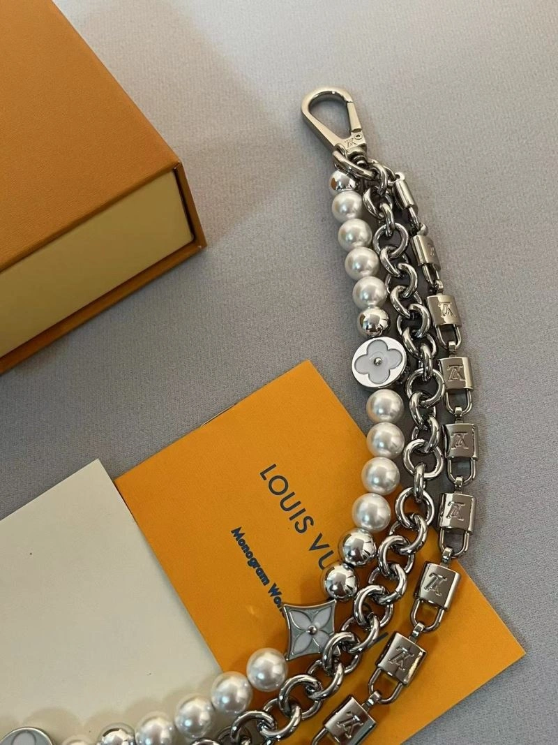 Snug Louis Vuitton Chains 262709