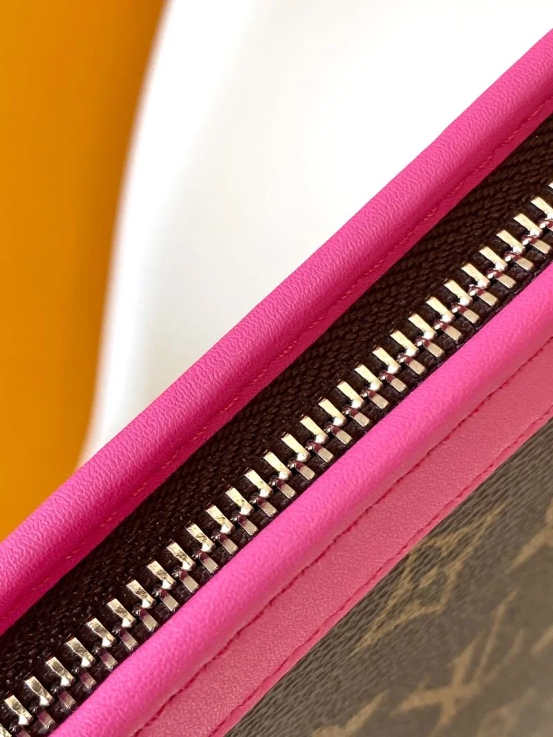 TravelReady Louis Vuitton Clutch Bags 43339