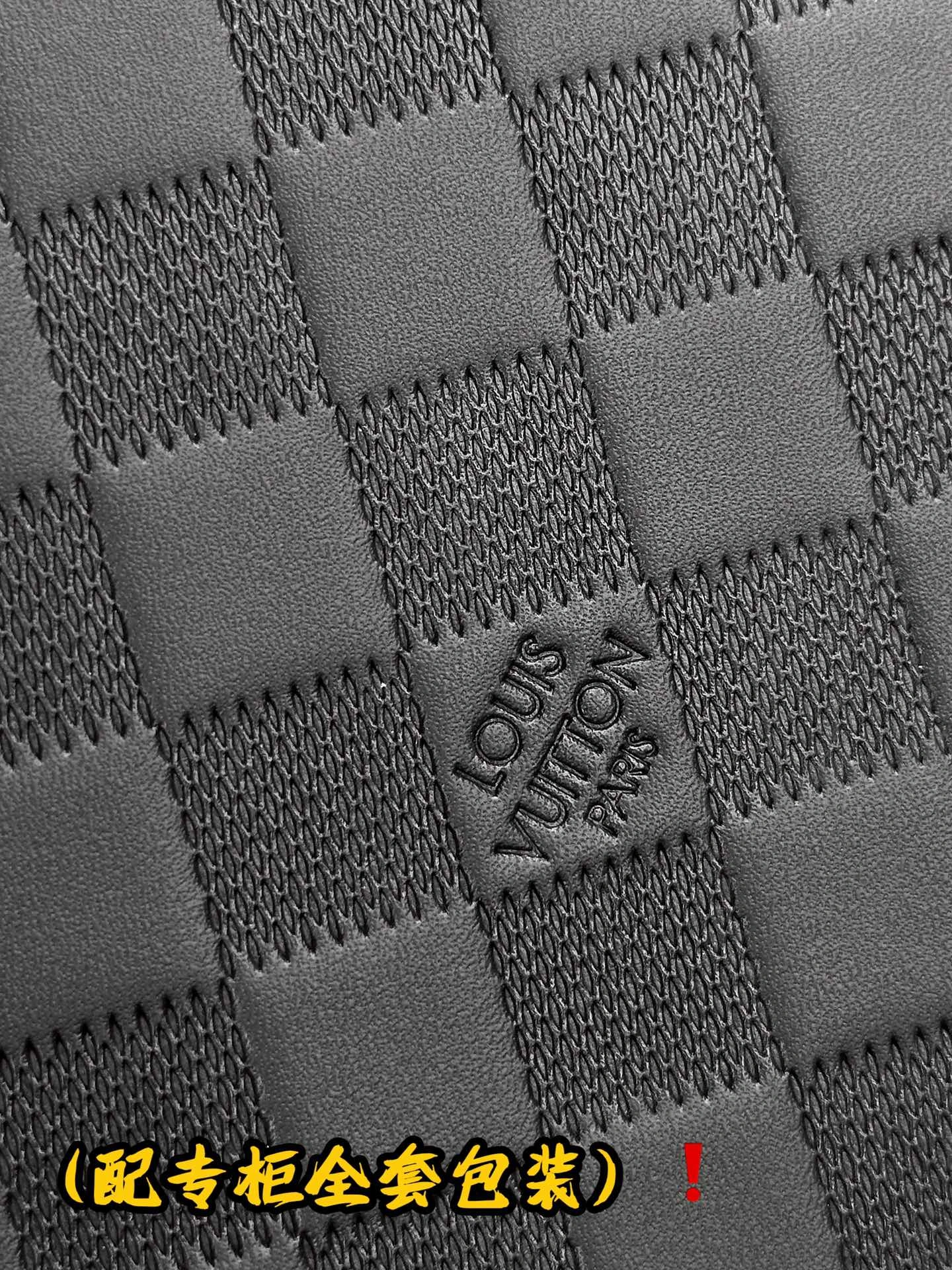Flexible Louis Vuitton Clutch Bags 56368