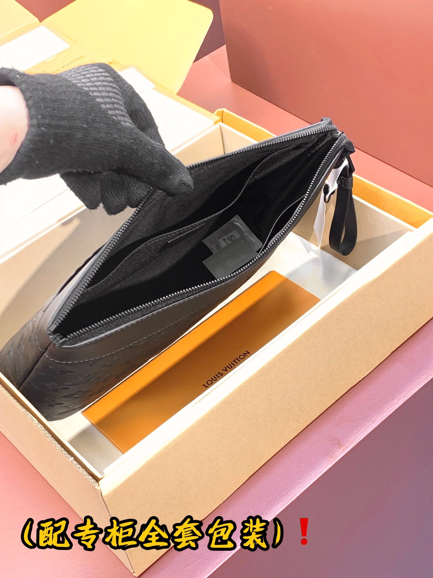 SunProtective Louis Vuitton Clutch Bags 56347