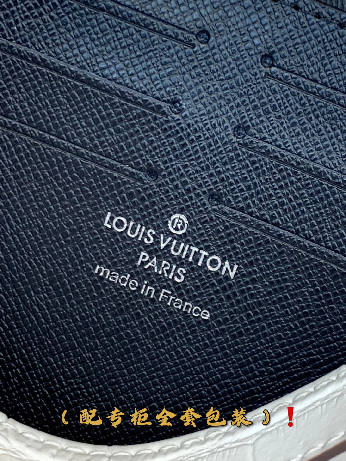 WaterResistant Louis Vuitton Clutch Bags 56340