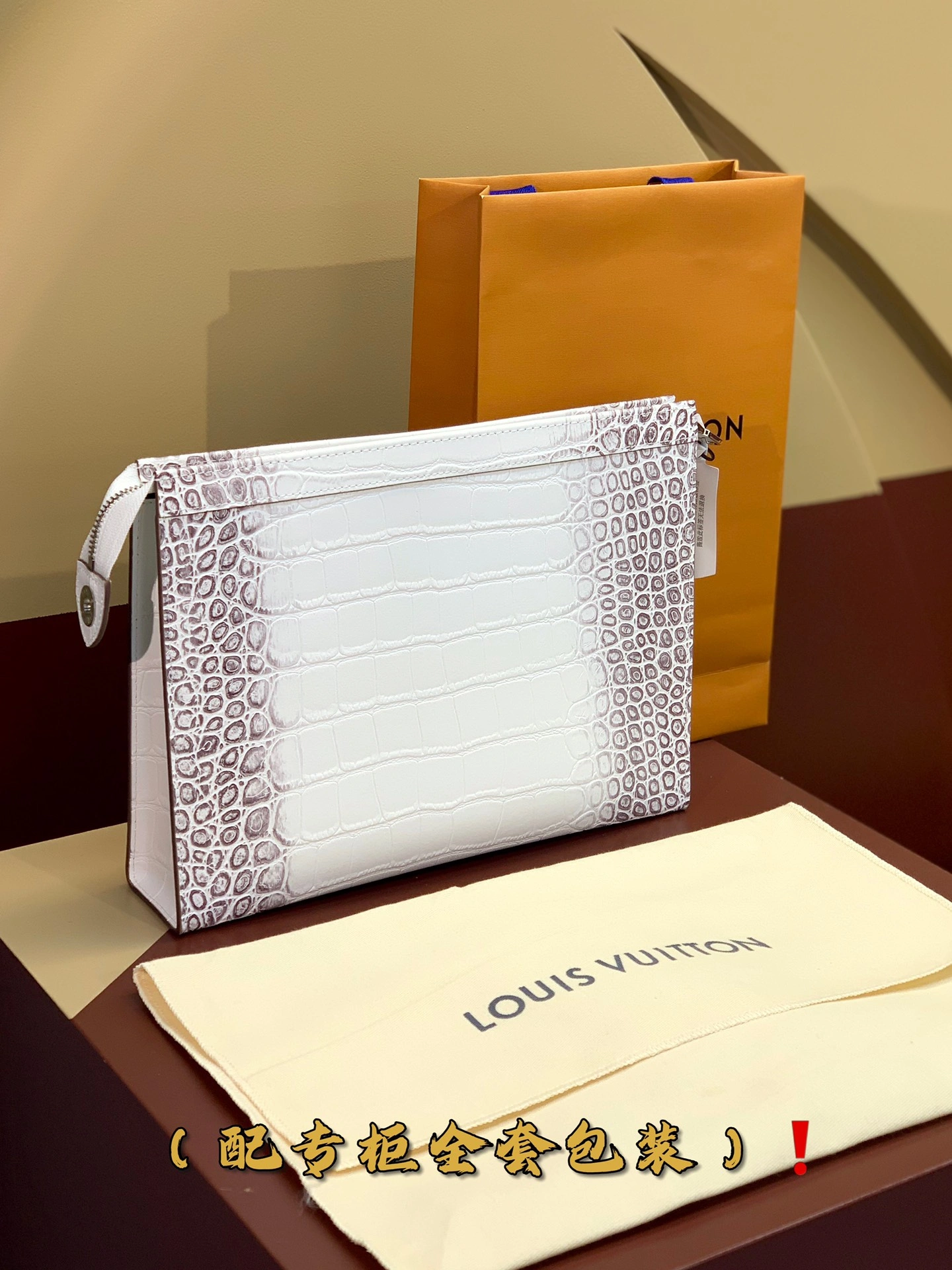 WaterResistant Louis Vuitton Clutch Bags 56340