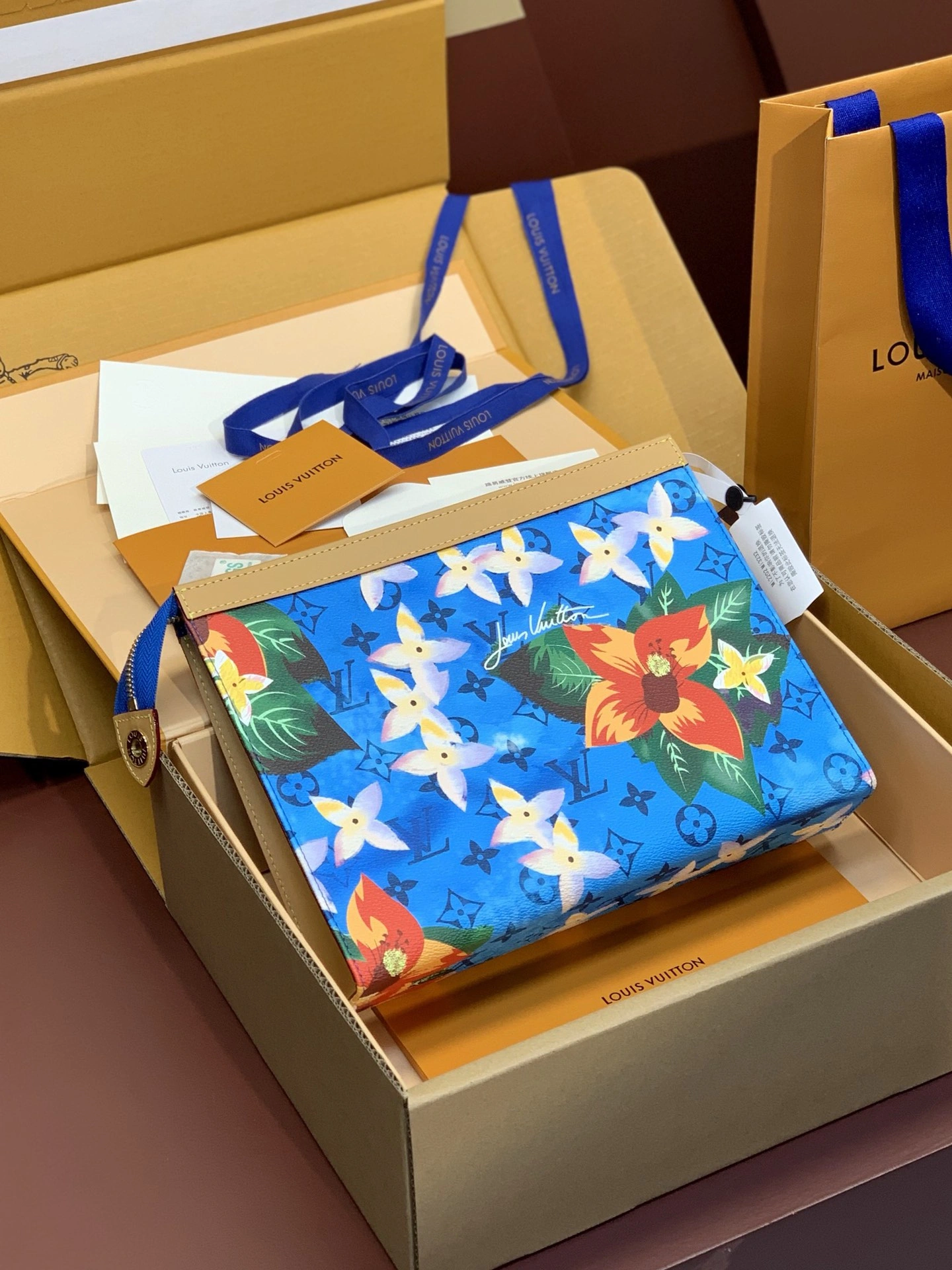 WeatherProof Louis Vuitton Clutch Bags 56326