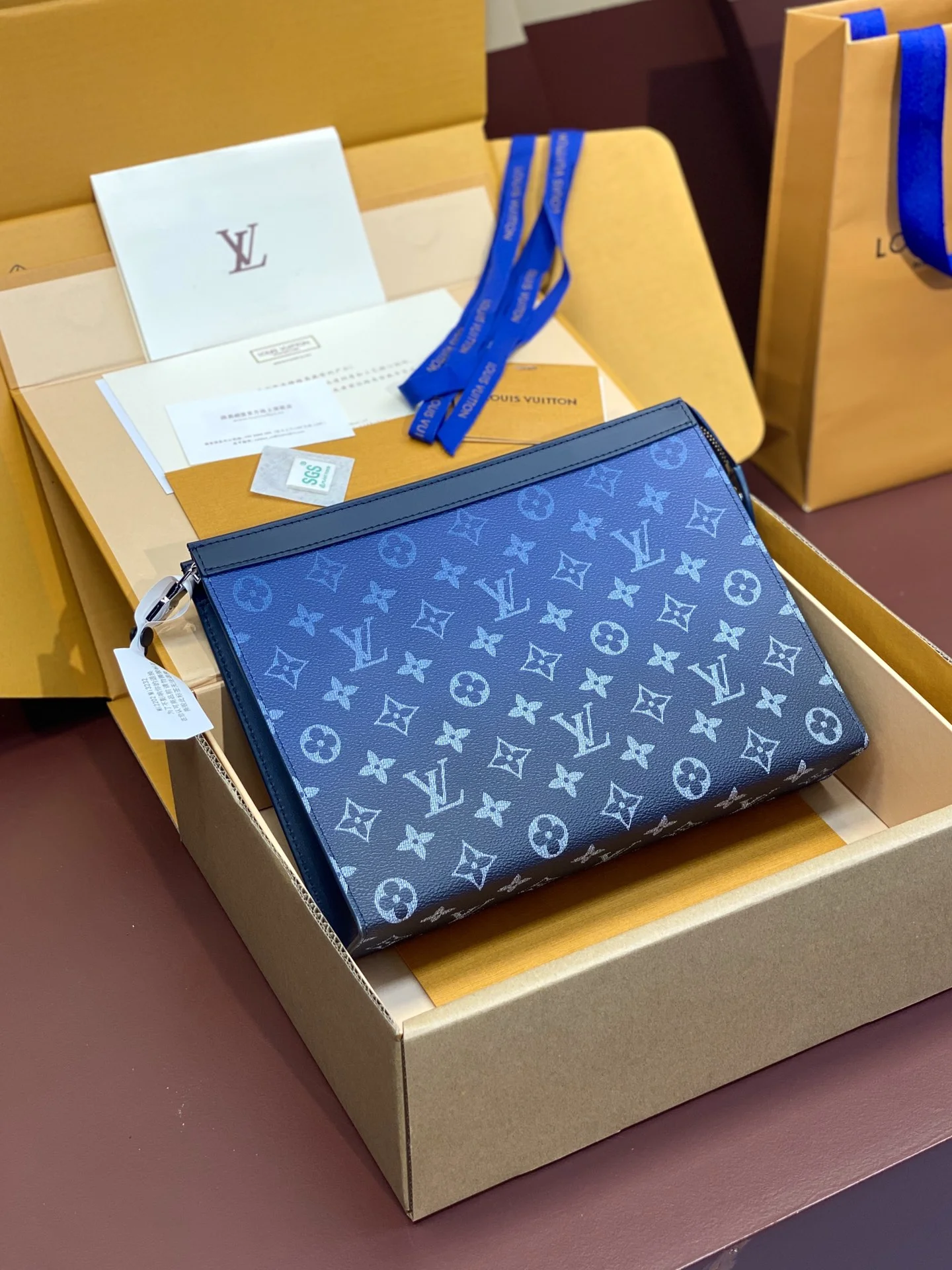 WaterResistant Louis Vuitton Clutch Bags 56318