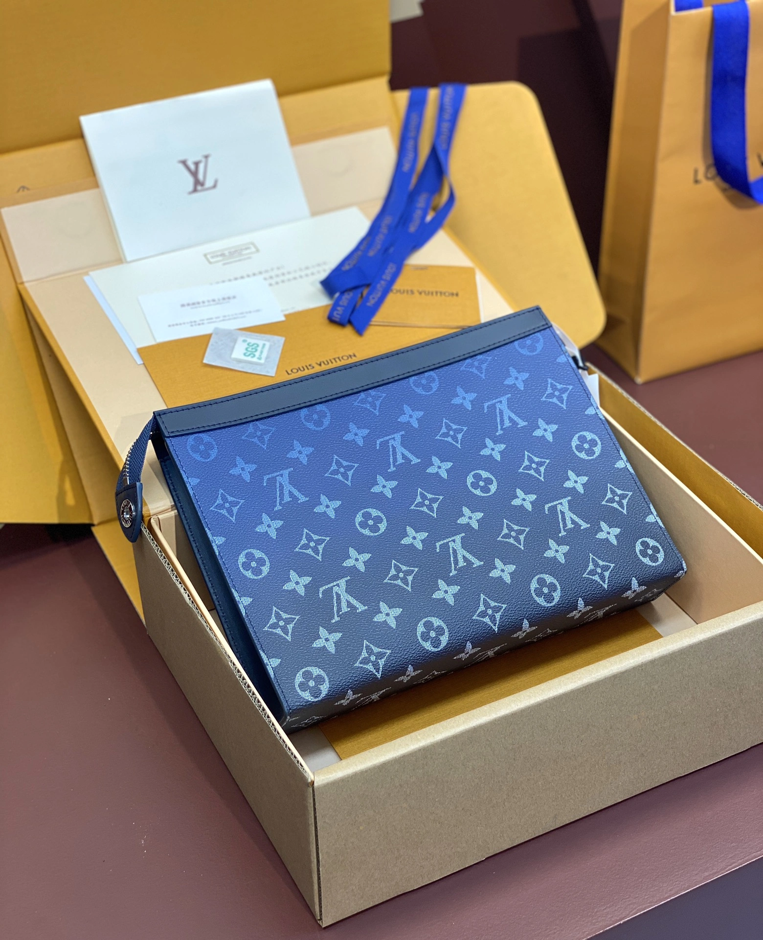 WaterResistant Louis Vuitton Clutch Bags 56318