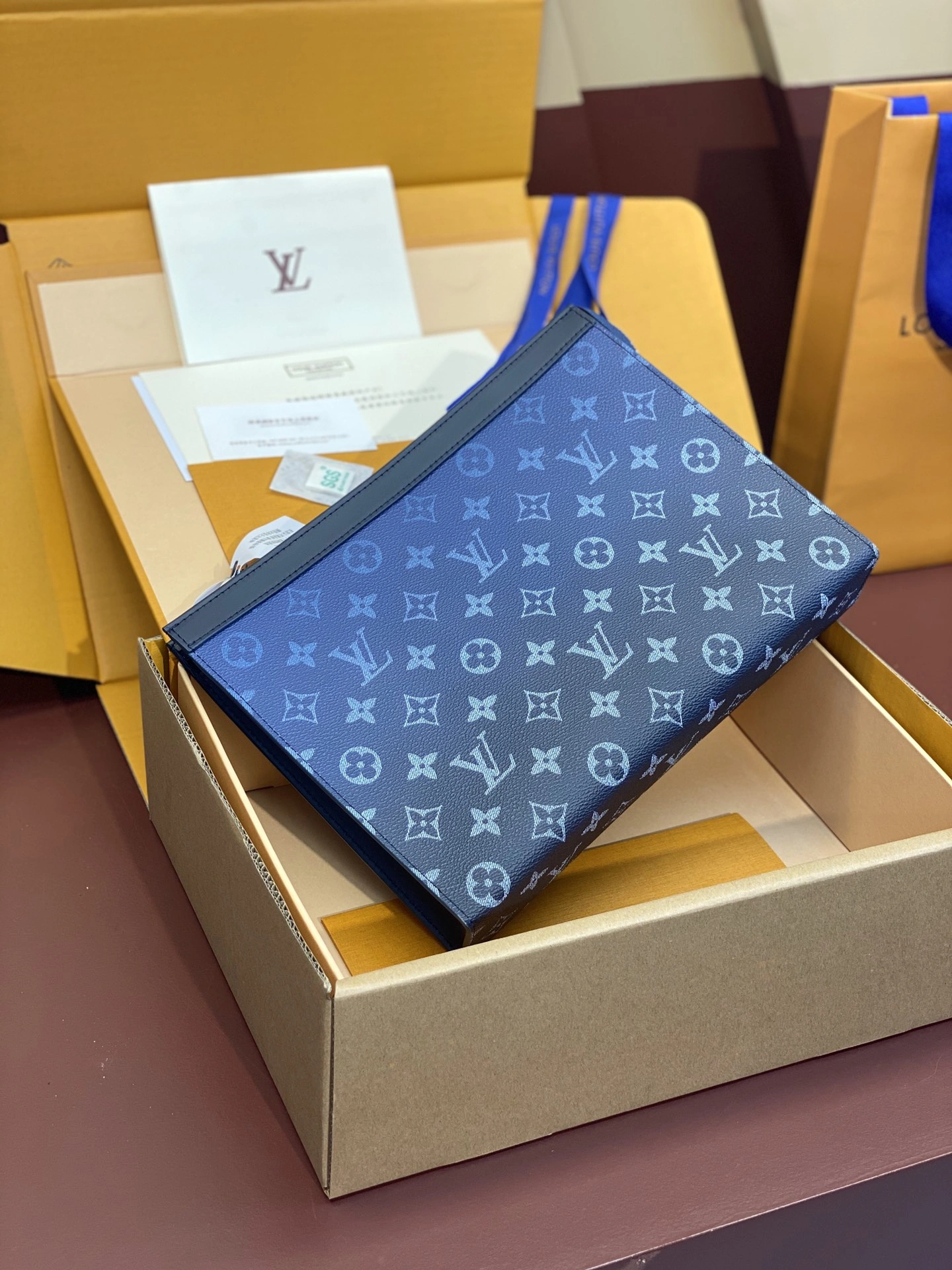WaterResistant Louis Vuitton Clutch Bags 56318