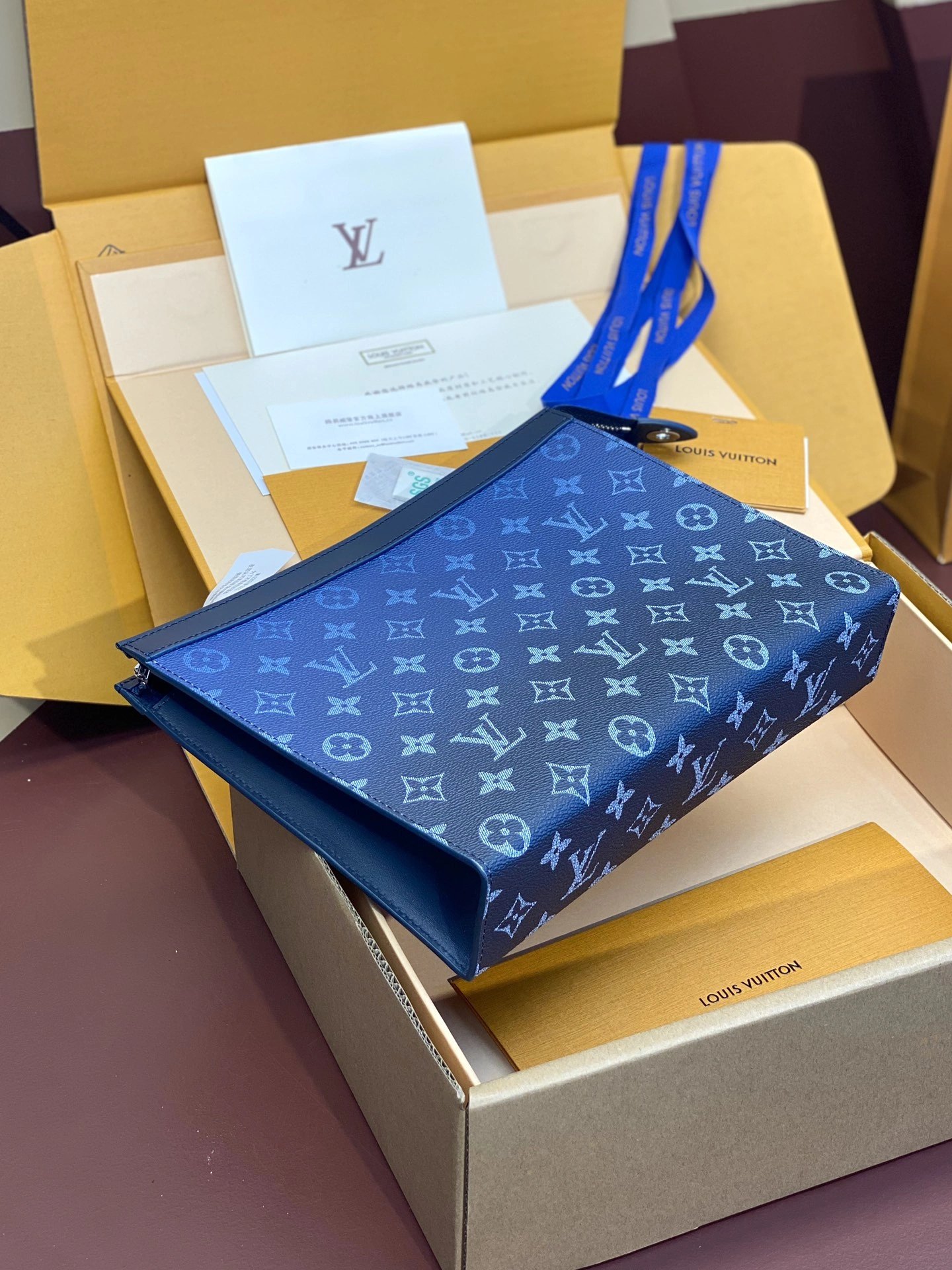 WaterResistant Louis Vuitton Clutch Bags 56318