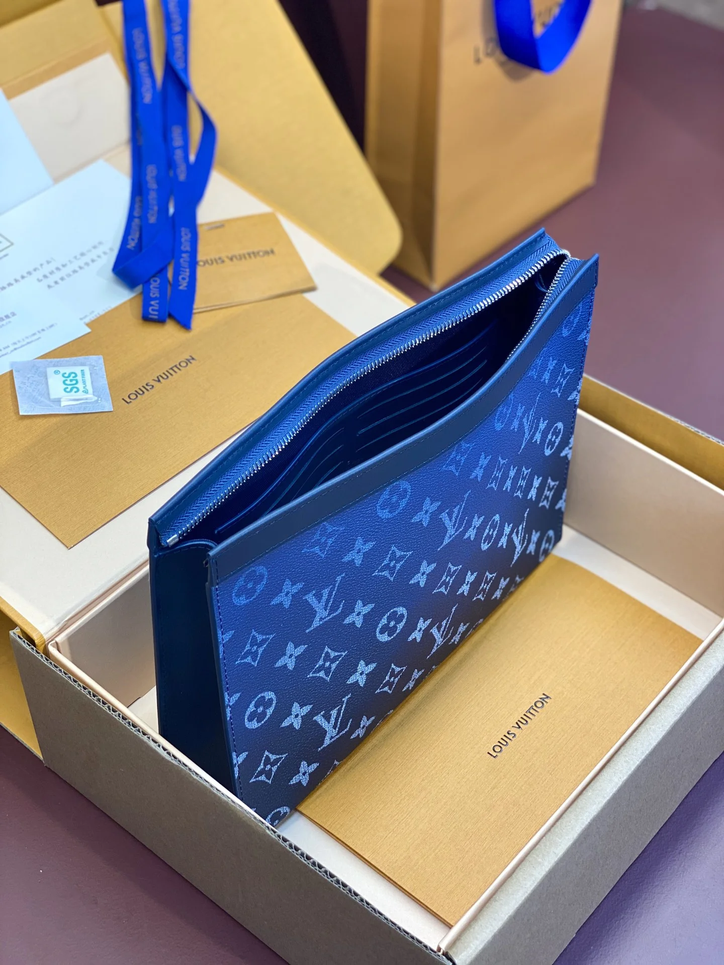 WaterResistant Louis Vuitton Clutch Bags 56318