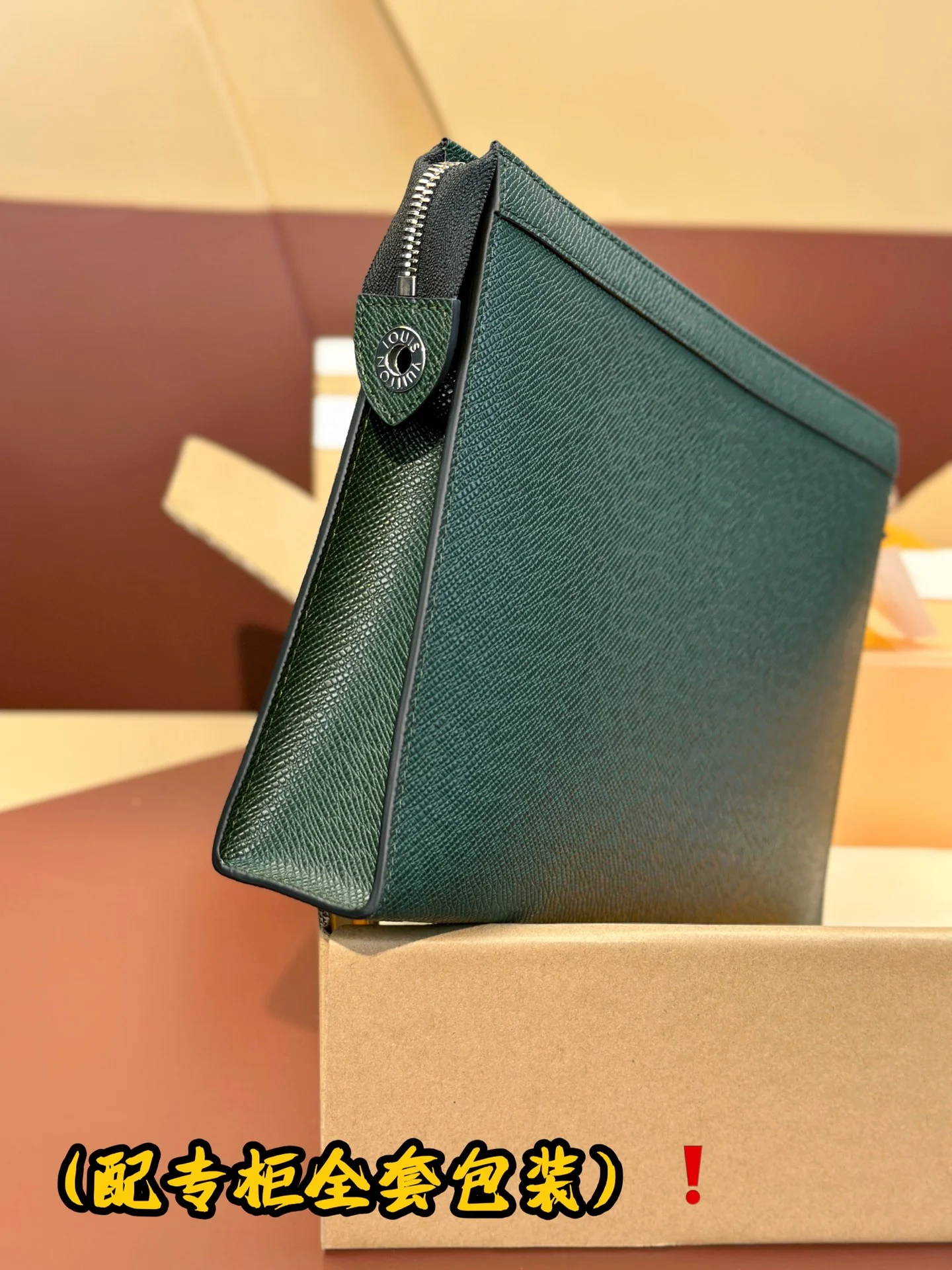 Flexible Louis Vuitton Clutch Bags 56270
