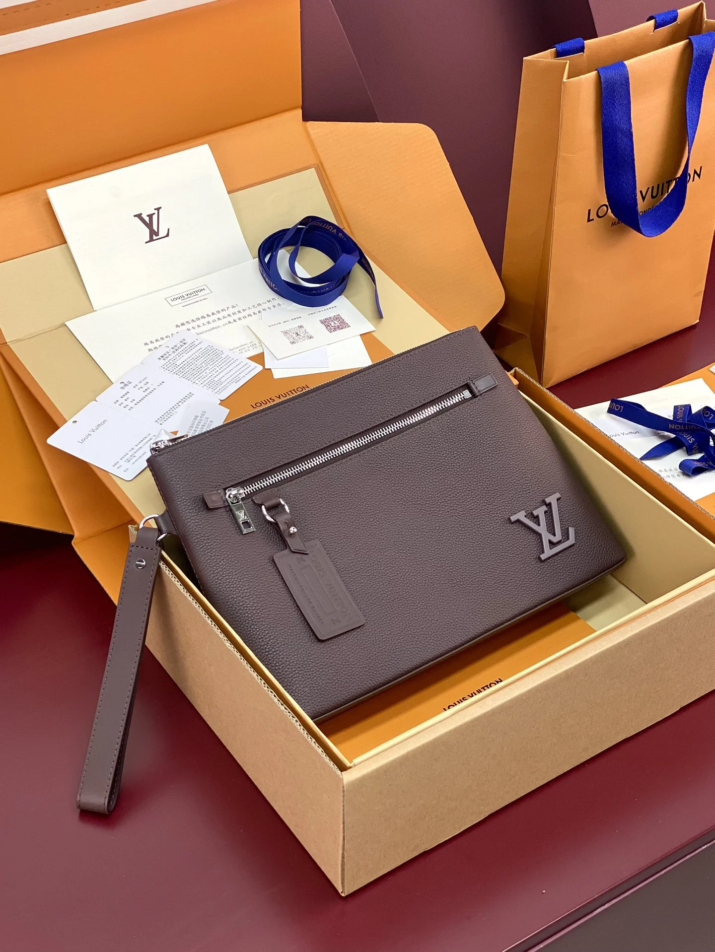 ZipUp Louis Vuitton Clutch Bags 56306