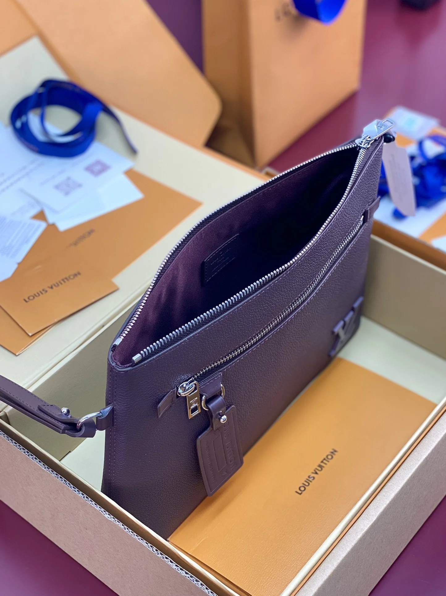 ZipUp Louis Vuitton Clutch Bags 56306