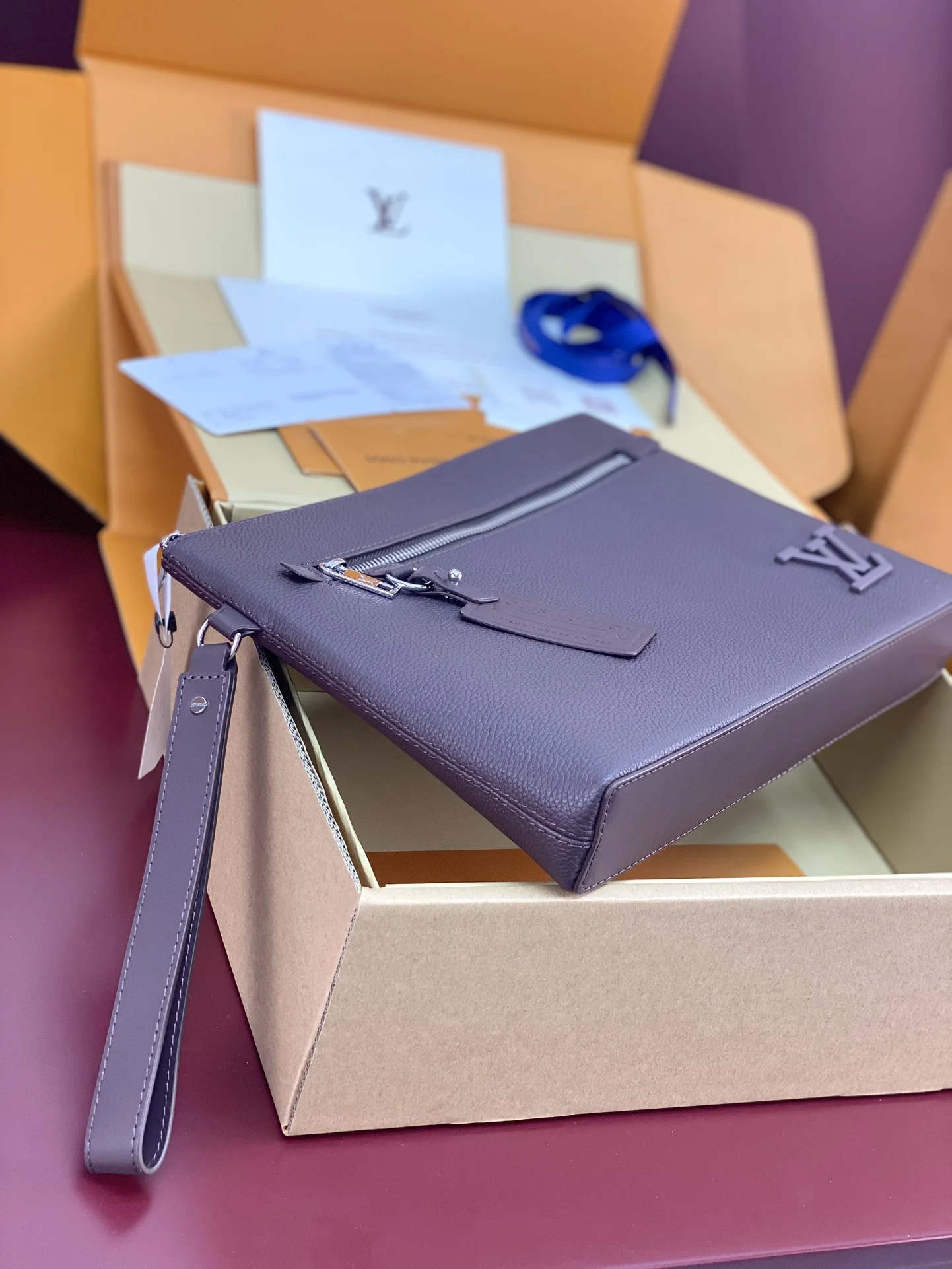 ZipUp Louis Vuitton Clutch Bags 56306
