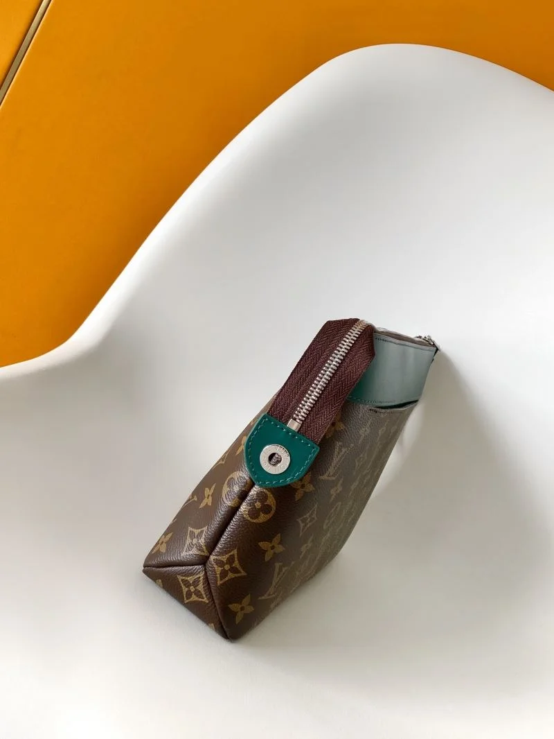 Compact Louis Vuitton Clutch Bags 39769