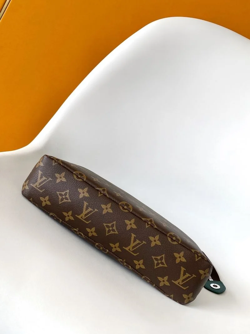 Compact Louis Vuitton Clutch Bags 39769