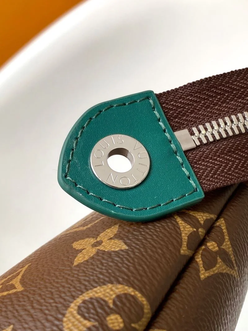 Compact Louis Vuitton Clutch Bags 39769