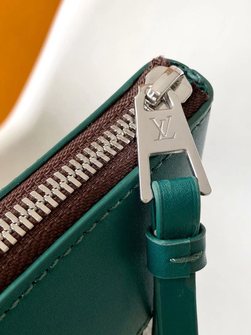 Compact Louis Vuitton Clutch Bags 39769