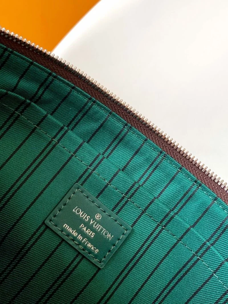 Compact Louis Vuitton Clutch Bags 39769