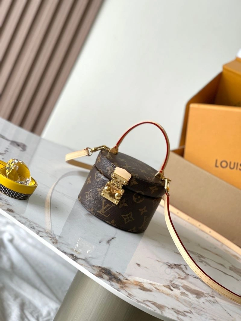 Louis Vuitton Cosmetic Bags Lightweight 93653