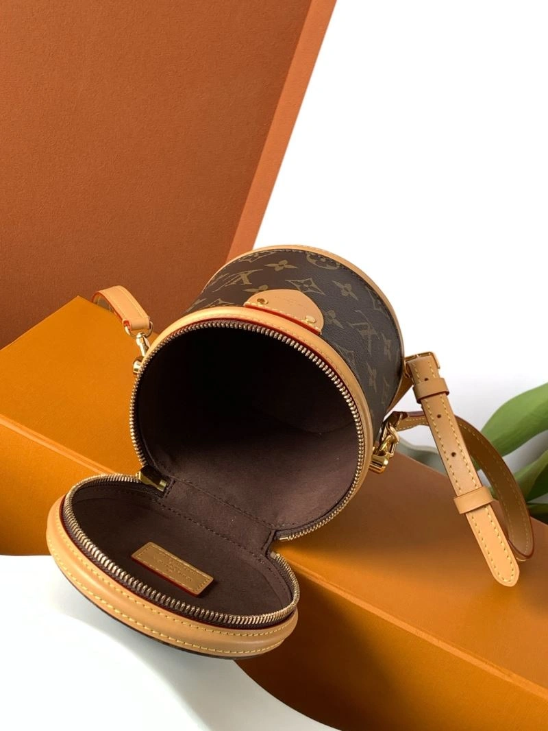 Louis Vuitton Cosmetic Bags Minimalist 93646