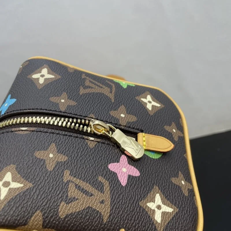Minimalist Louis Vuitton Cosmetic Bags 41602