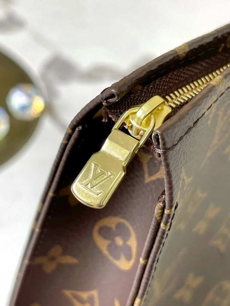 Louis Vuitton Cosmetic Bags Flexible 39759