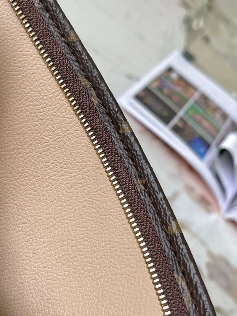 Louis Vuitton Cosmetic Bags Flexible 39759