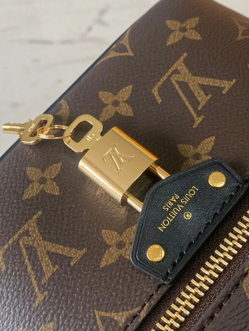 Lightweight Louis Vuitton Cosmetic Bags 39766