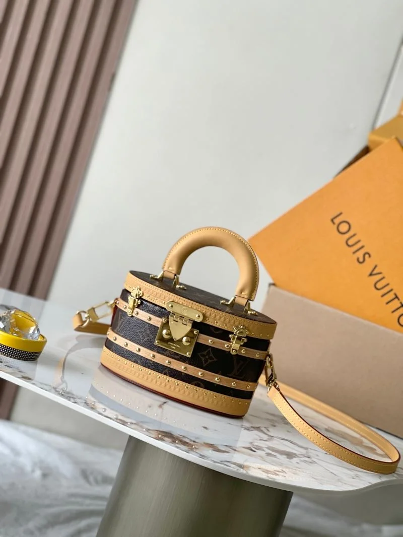 Minimalist Louis Vuitton Cosmetic Bags 39752