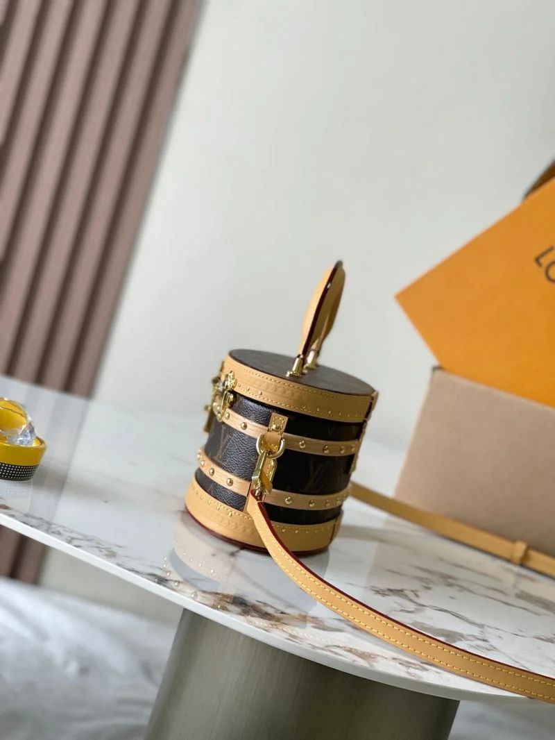 Minimalist Louis Vuitton Cosmetic Bags 39752