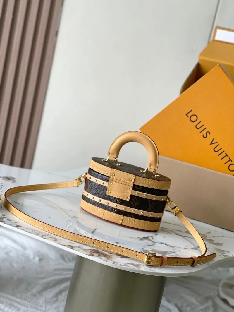Minimalist Louis Vuitton Cosmetic Bags 39752