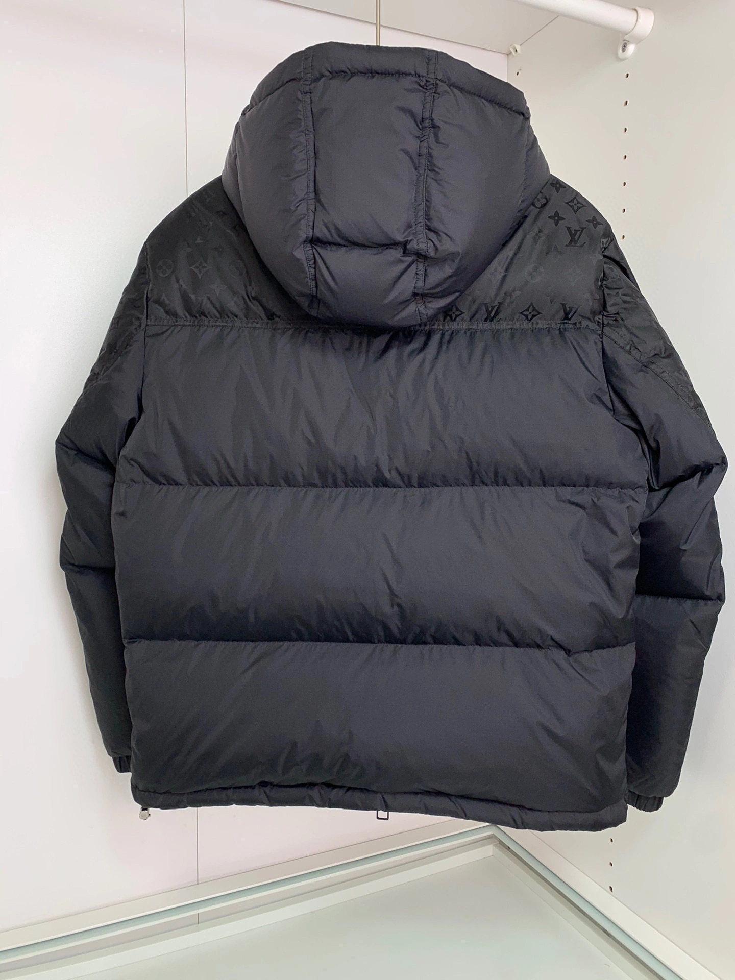 Sleek Louis Vuitton Down Jackets 139465
