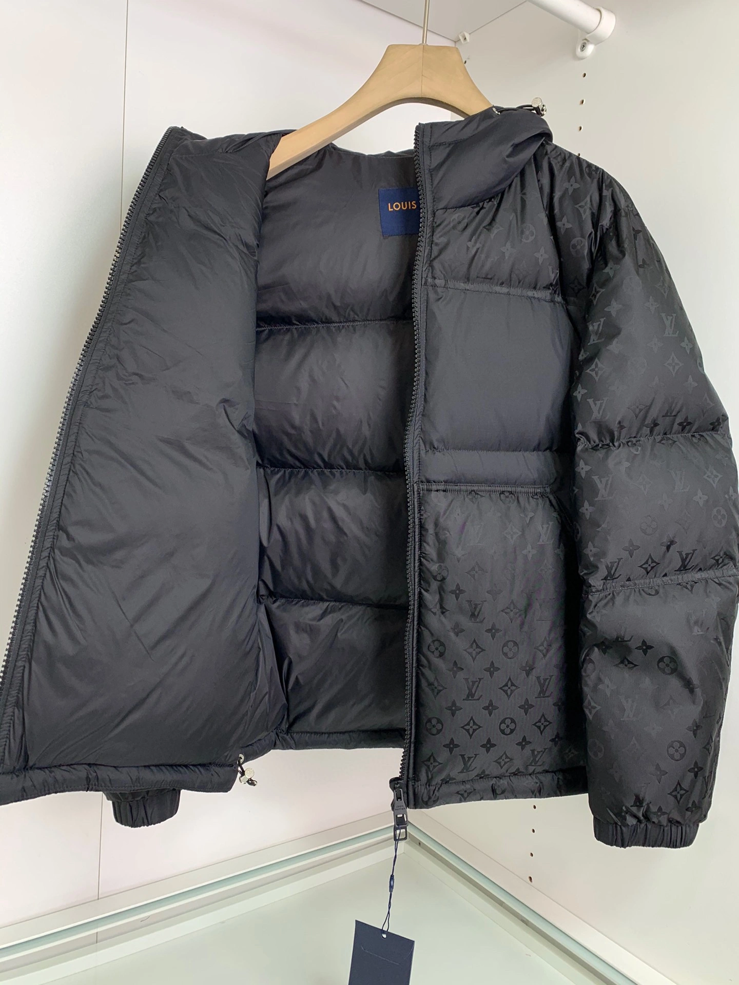 Sleek Louis Vuitton Down Jackets 139465