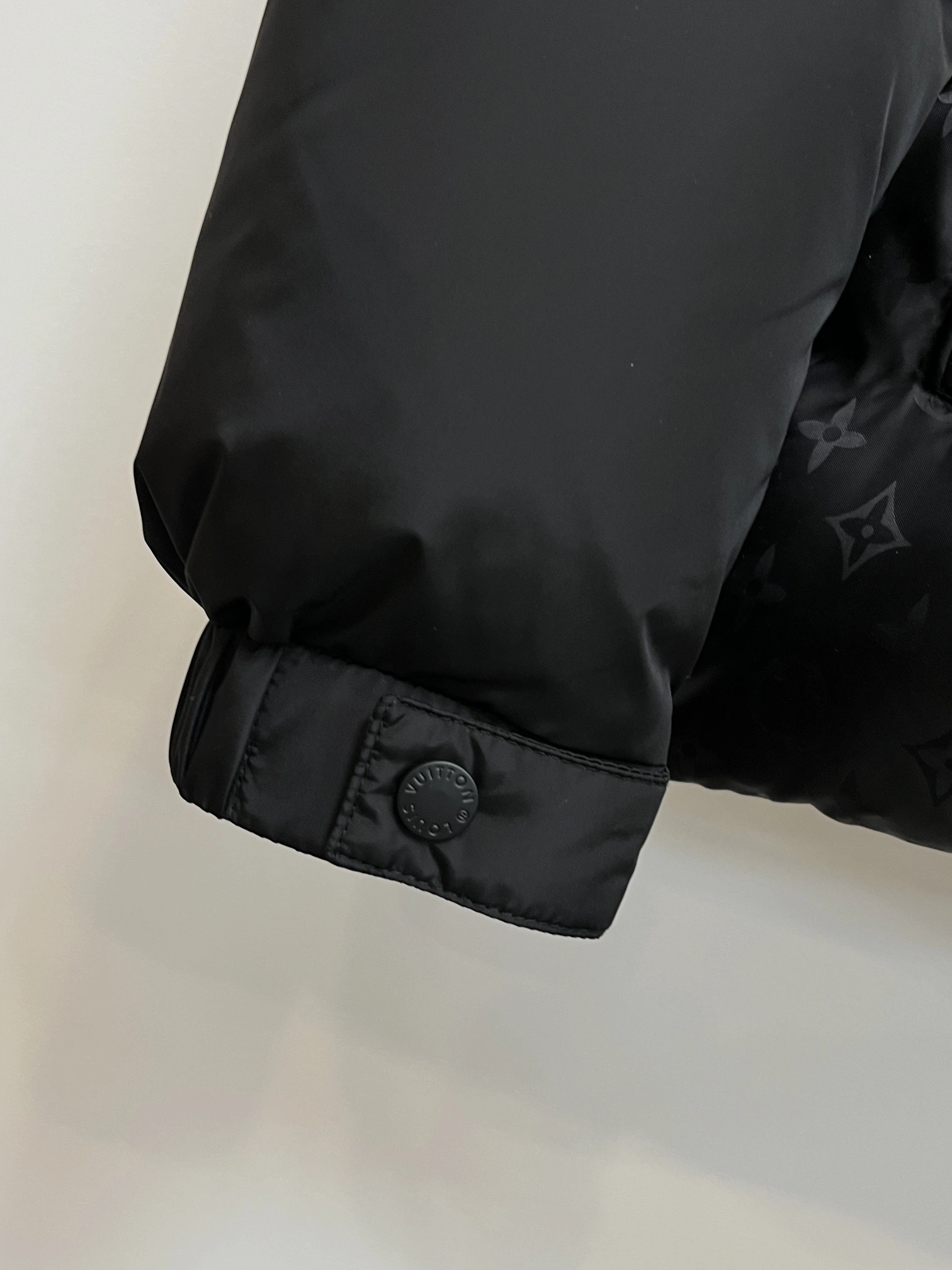 Breathable Louis Vuitton Down Jackets 139463