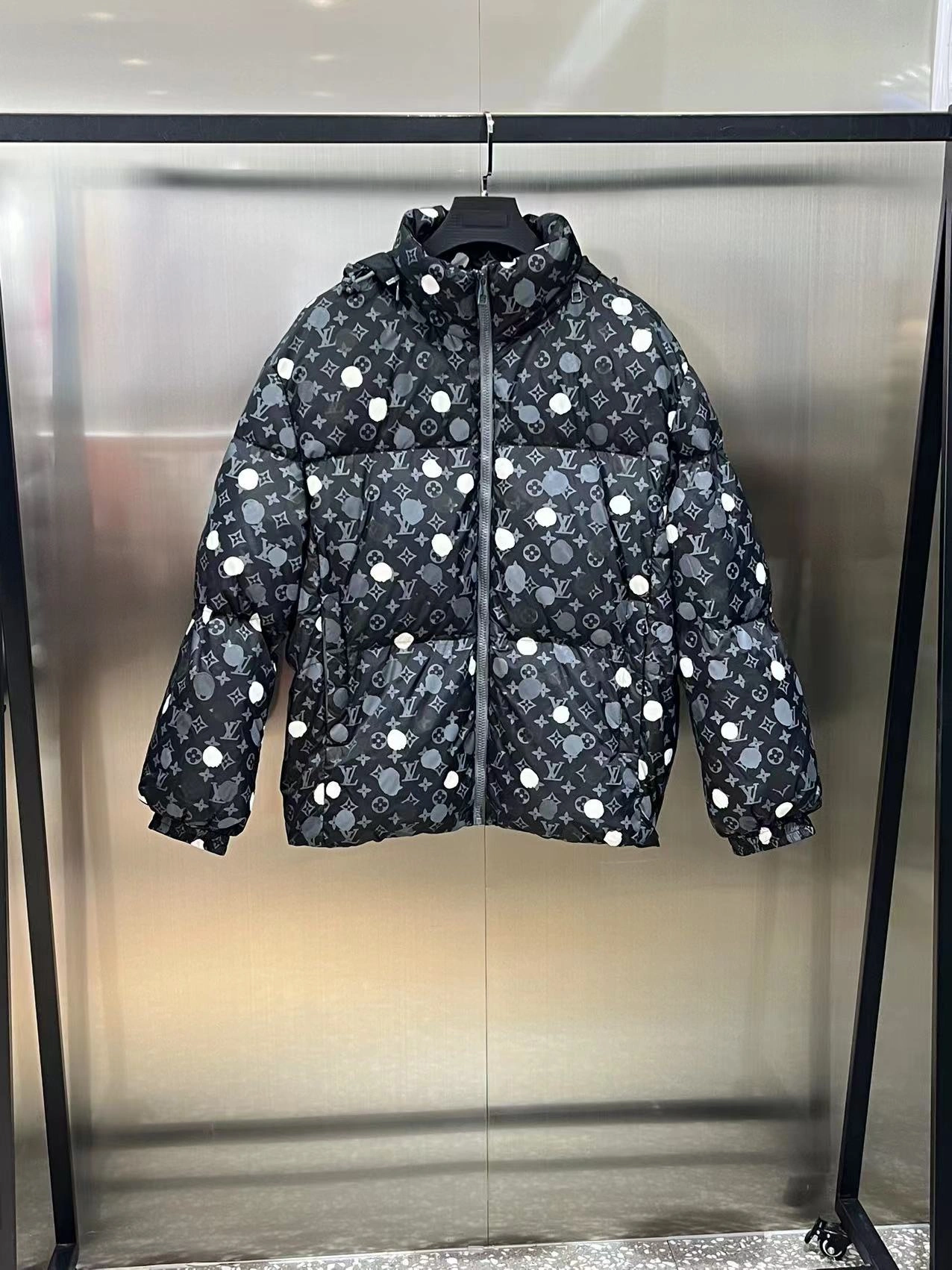 ZipUp Louis Vuitton Down Jackets 139457