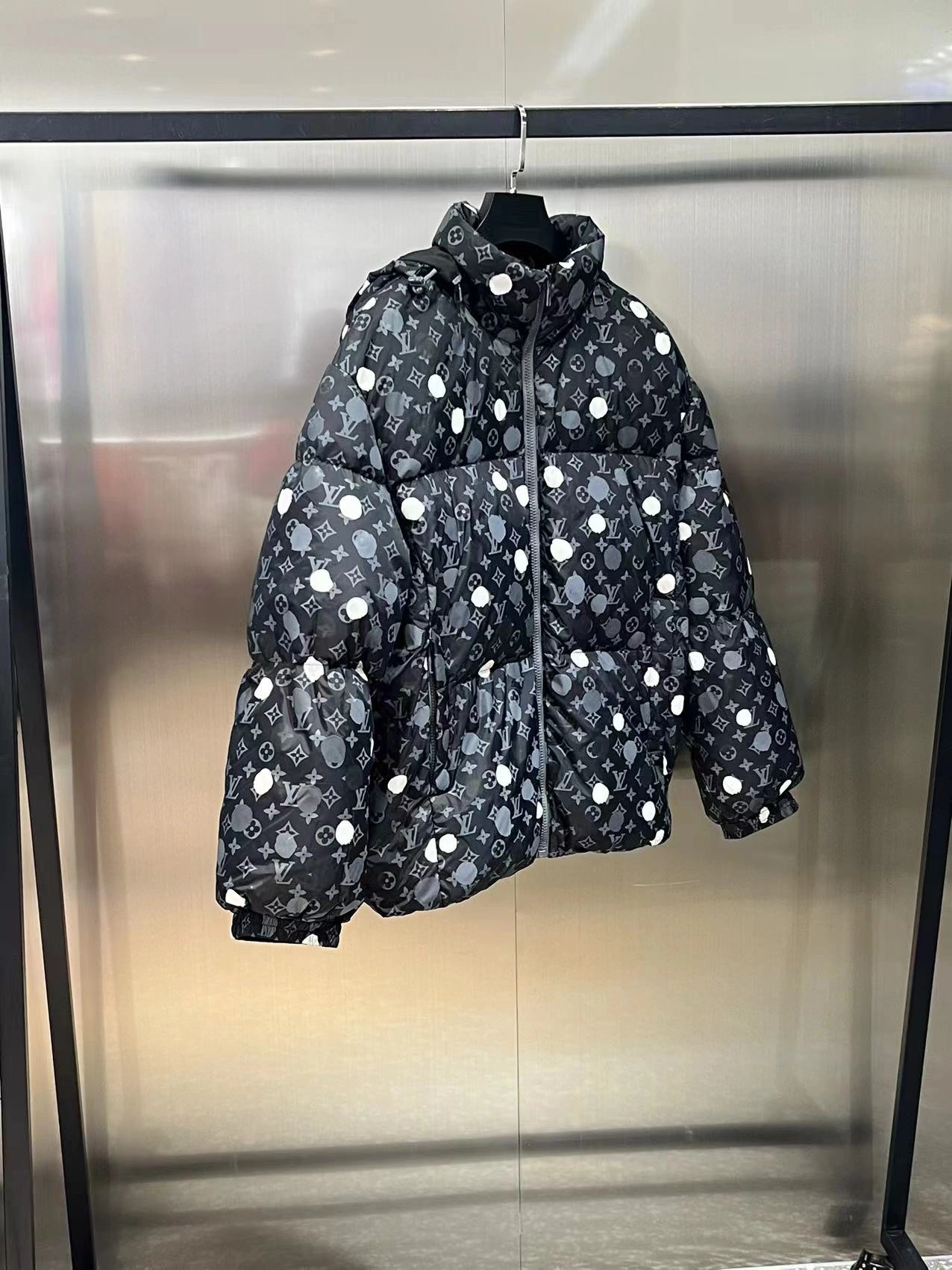 ZipUp Louis Vuitton Down Jackets 139457