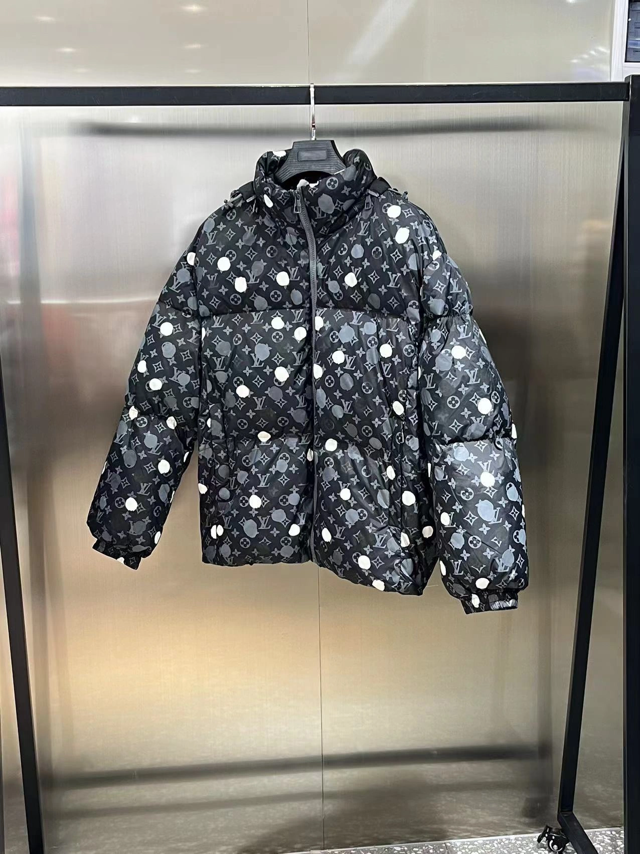 ZipUp Louis Vuitton Down Jackets 139457