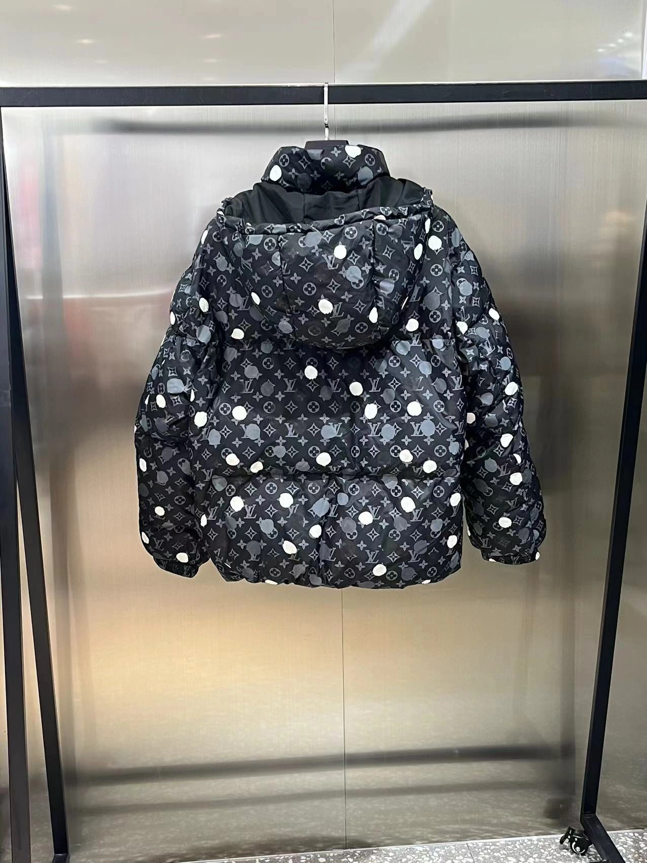 ZipUp Louis Vuitton Down Jackets 139457